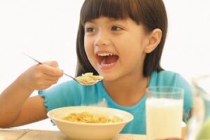 Thới quen nhai một bên ảnh hưởng đến miệng sau này